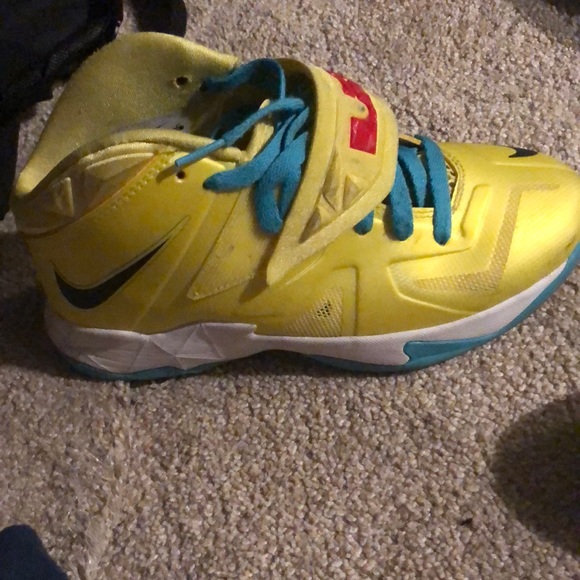 Lebron’s Size 6 - Picture 3 of 6